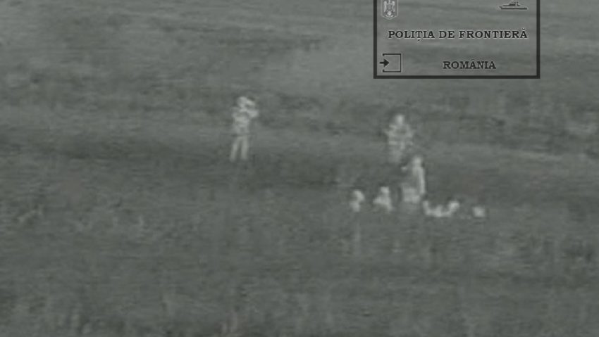 Noapte albă pentru poliţiştii de frontieră din Timiş. Aceştia au prins un grup mare de migranti care au trecut graniţa în zona sectorului Lunga Noapte albă pentru poliţiştii de frontieră din Timiş. Aceştia au prins un grup mare de migranti care au trecut graniţa în zona sectorului Lunga