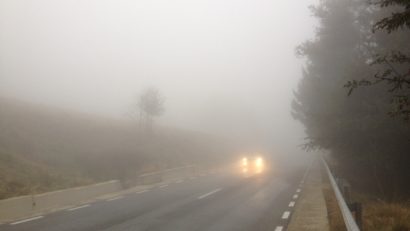 Cod galben de ceață densă și ghețuș în localități din opt județe, miercuri dimineața