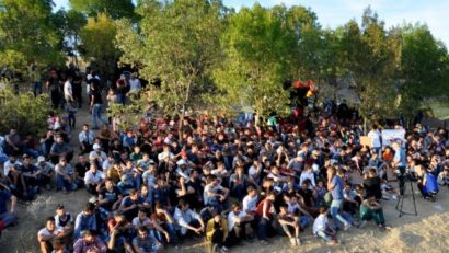 Pentru că nu sunt lăsaţi să treacă graniţa în UE, sute de refugiați sunt în greva foamei