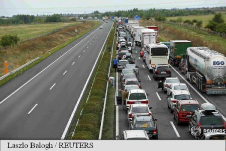 Atenționare de călătorie! Autostrada de la granița Ungariei cu Austria, blocată pe 11 km Atenționare de călătorie! Autostrada de la granița Ungariei cu Austria, blocată pe 11 km
