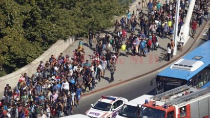 Exodul refugiaţilor continuă. Peste 1000 de imigranţi au plecat pe jos din Ungaria către Austria şi Germania