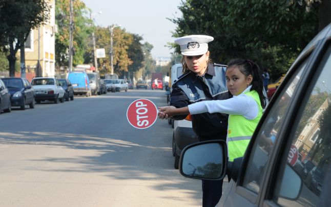 Micii poliţişti de pe Valea Cernei ies în stradă! Micii poliţişti de pe Valea Cernei ies în stradă!
