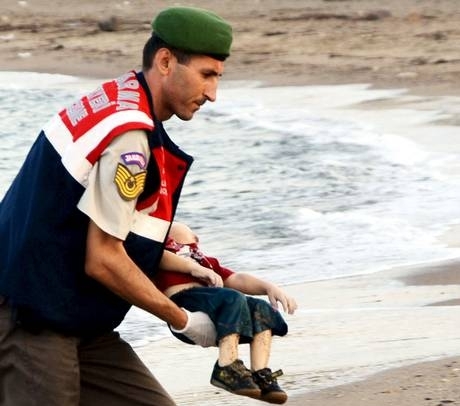 O fotografie devenită simbol al dramei pe care o traveresează refugiaţii a făcut înconjurul lumii O fotografie devenită simbol al dramei pe care o traveresează refugiaţii a făcut înconjurul lumii