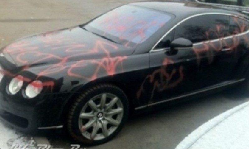 Mașina unui martor cheie în dosarul de corupție de la CJ Arad a fost vandalizată Mașina unui martor cheie în dosarul de corupție de la CJ Arad a fost vandalizată
