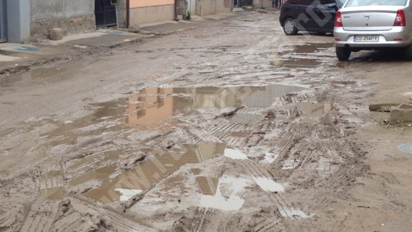 Se lasă cu plângeri penale pentru străzile sparte din Reșița Se lasă cu plângeri penale pentru străzile sparte din Reșița