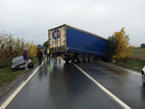 Trafic restricţionat pe DN 58 Reşiţa – Caransebeş. Un TIR „s-a pus” de-a curmezişul drumului Trafic restricţionat pe DN 58 Reşiţa – Caransebeş. Un TIR „s-a pus” de-a curmezişul drumului