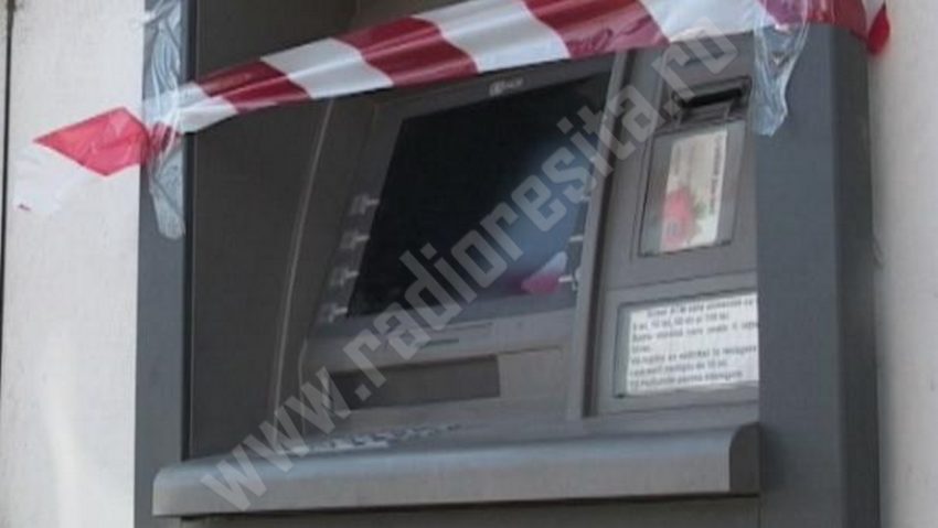 Bancomatele băncilor din Lugoj, atacate de hoţi Bancomatele băncilor din Lugoj, atacate de hoţi