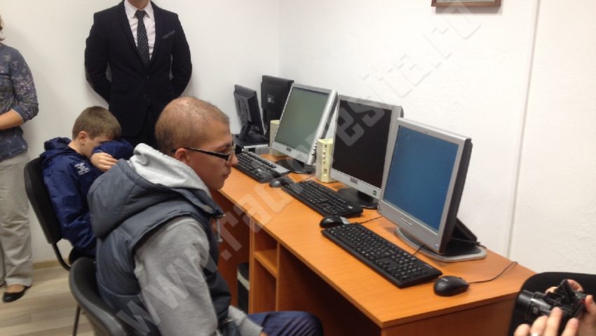 Clubul Lions Onix a oferit laptopuri tinerilor nevăzători! Clubul Lions Onix a oferit laptopuri tinerilor nevăzători!