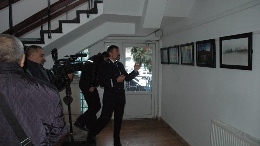 Poliţiştii au talent. Subcomisarul Flavian Savescu în vernisaj la IPJ Caraş-Severin Poliţiştii au talent. Subcomisarul Flavian Savescu în vernisaj la IPJ Caraş-Severin