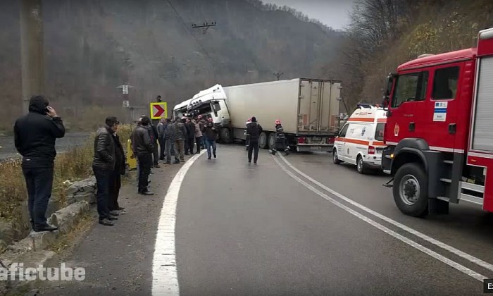 [VIDEO] Accident frontal între două TIR-uri, pe Valea Oltului, surprins de camera de filmat