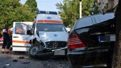Ambulanță în misiune, implicată în accident într-o intersecție aglomerată