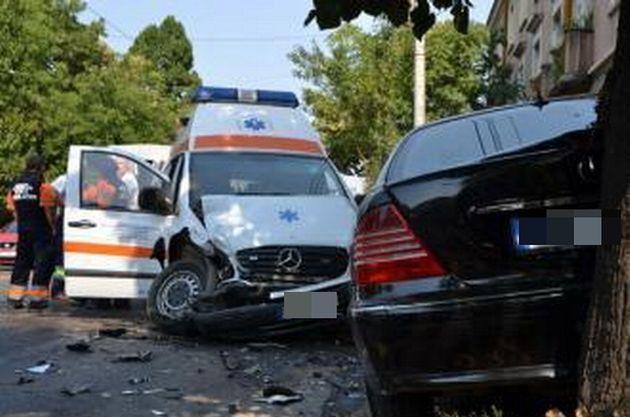 Ambulanță în misiune, implicată în accident într-o intersecție aglomerată Ambulanță în misiune, implicată în accident într-o intersecție aglomerată
