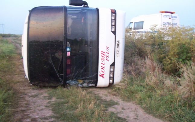 Un autocar s-a răsturnat pe DN2E Un autocar s-a răsturnat pe DN2E