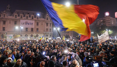 [FOTO] A patra zi de proteste. Mii de oameni au ieşit din nou în stradă în mai multe oraşe ale României
