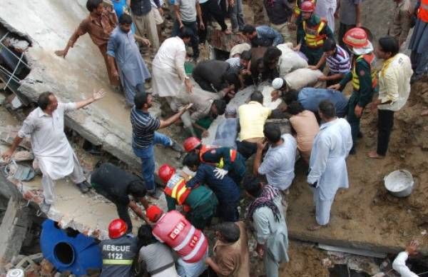 Tragedie în Pakistan. Morţi, răniţi şi dispăruţi în urma prăbuşirii unei fabrici Tragedie în Pakistan. Morţi, răniţi şi dispăruţi în urma prăbuşirii unei fabrici