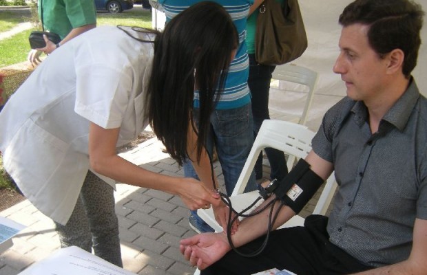 Control gratuit al glicemiei si tensiunii arteriale în centrul Lugojului Control gratuit al glicemiei si tensiunii arteriale în centrul Lugojului