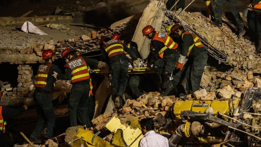 18 morţi şi peste o sută de persoane sub dărâmăturile unei uzine prăbuşite 18 morţi şi peste o sută de persoane sub dărâmăturile unei uzine prăbuşite