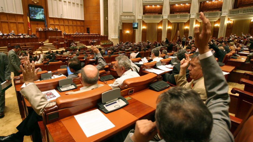Proiectul privind interzicerea fumatului a fost scos de pe ordinea de zi a plenului Camerei Proiectul privind interzicerea fumatului a fost scos de pe ordinea de zi a plenului Camerei