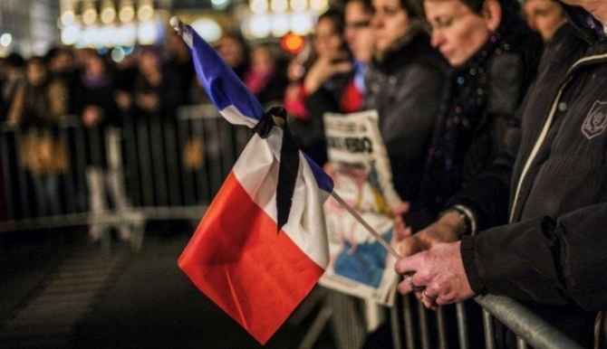 Trei zile de doliu național în Franţa, în urma atentatelor de la Paris Trei zile de doliu național în Franţa, în urma atentatelor de la Paris