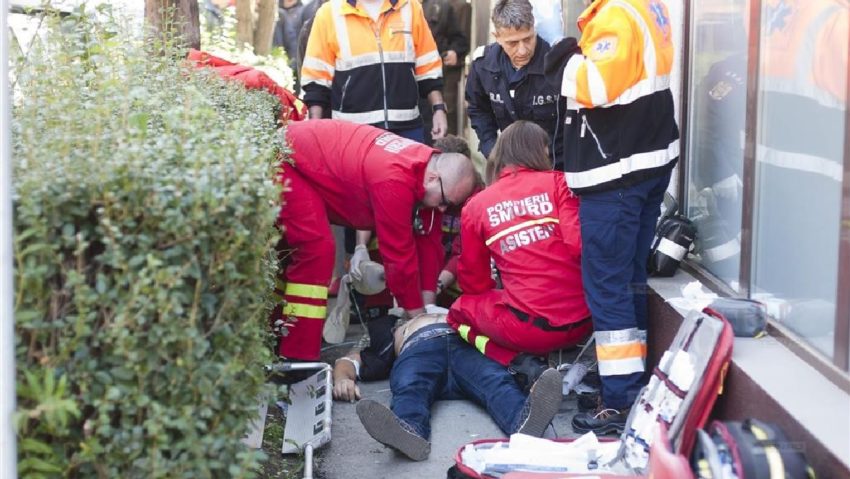 Crimă în plină stradă în Timişoara. Un tânăr a murit înjunghiat Crimă în plină stradă în Timişoara. Un tânăr a murit înjunghiat