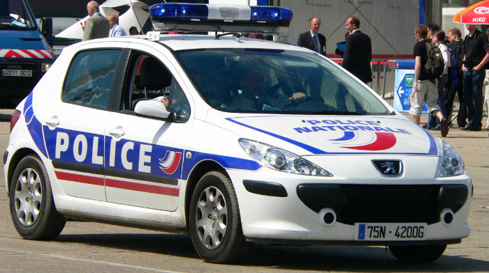 Poliția franceză urmărește o mașină în care se află patru bărbați înarmați Poliția franceză urmărește o mașină în care se află patru bărbați înarmați
