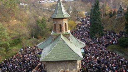 Mii de pelerini la mormântul Părintelui Arsenie Boca