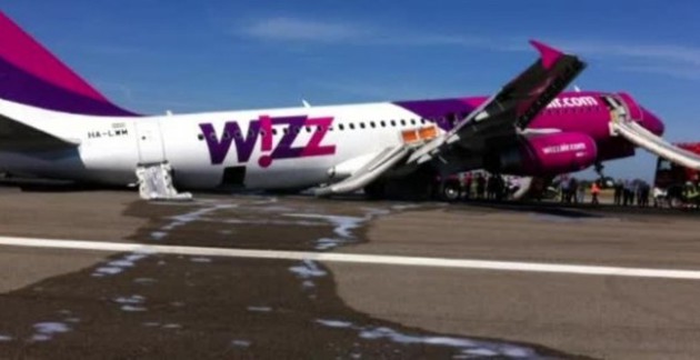 Panică la bordul unei aeronave Wizz Air: un român a încercat să spargă uşa de la cabina piloţilor Panică la bordul unei aeronave Wizz Air: un român a încercat să spargă uşa de la cabina piloţilor