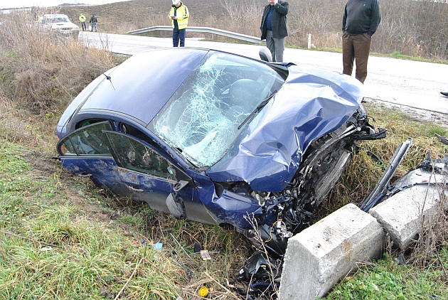 A intrat cu maşina într-un cap de pod şi a murit pe loc A intrat cu maşina într-un cap de pod şi a murit pe loc