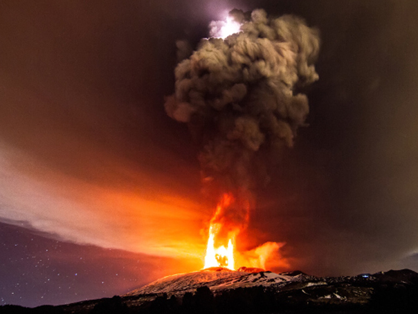 Erupţie spectaculoasă a vulcanului Etna Erupţie spectaculoasă a vulcanului Etna