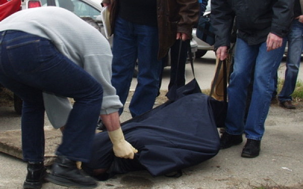 Cadavrul unui bărbat, descoperit după două zile în curtea spitalului din Lugoj Cadavrul unui bărbat, descoperit după două zile în curtea spitalului din Lugoj
