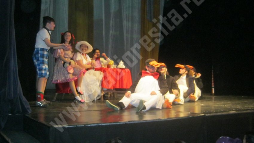 “Mary Poppins” şi Moş Crăciun la Teatrul de Vest Reşiţa “Mary Poppins” şi Moş Crăciun la Teatrul de Vest Reşiţa