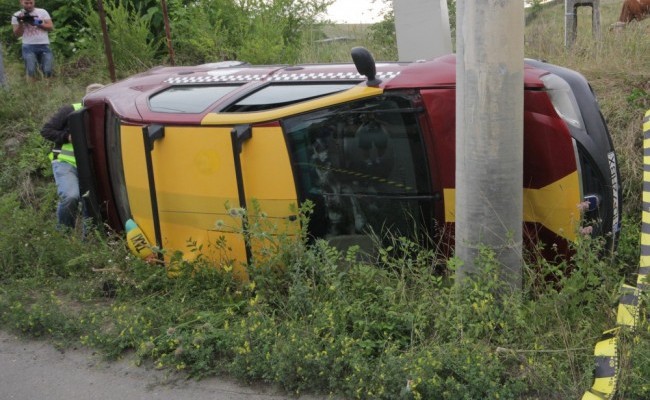 Tânăr băut la volan a lovit cu maşina un stâlp de beton şi s-a răsturnat Tânăr băut la volan a lovit cu maşina un stâlp de beton şi s-a răsturnat