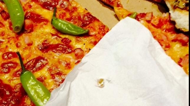 A comandat pizza și a primit bonus… un dinte A comandat pizza și a primit bonus… un dinte