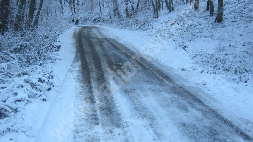 Iarna nu-i ca vara. Vezi aici cum se circulă pe drumurile din vestul ţării! Iarna nu-i ca vara. Vezi aici cum se circulă pe drumurile din vestul ţării!