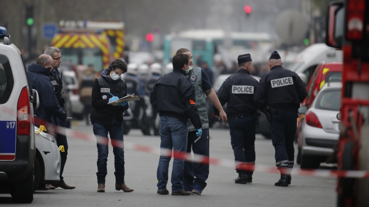 Alertă cu bombă în Paris. Cinci licee au fost evacuate Alertă cu bombă în Paris. Cinci licee au fost evacuate