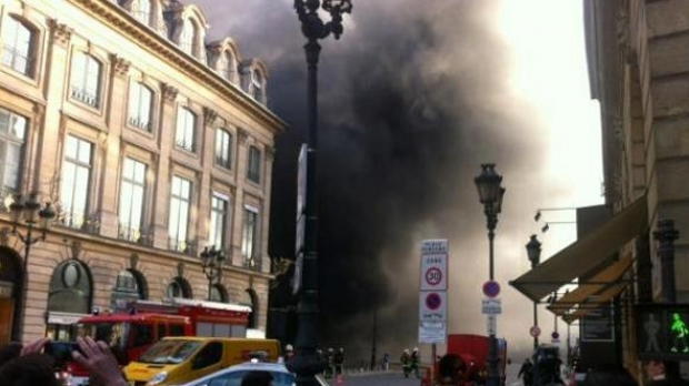 Incendiu puternic la hotelul Ritz din Paris Incendiu puternic la hotelul Ritz din Paris