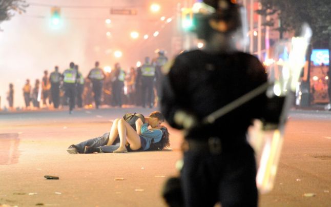 Vă mai amintiţi primul sărut? Răspund 5 scriitori români: suntem aici şi ne place cum ne noi Vă mai amintiţi primul sărut? Răspund 5 scriitori români: suntem aici şi ne place cum ne noi