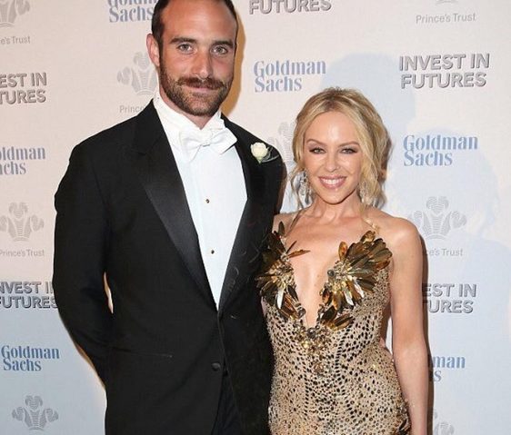 Kylie Minogue – Tot mai aproape de prima căsătorie Kylie Minogue – Tot mai aproape de prima căsătorie