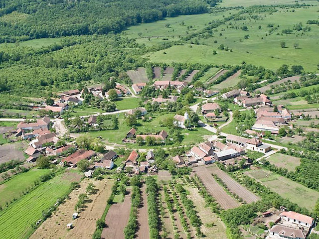 Singurul sat circular din ţară se află în Banat. Are mai putin de 200 de locuitori… Singurul sat circular din ţară se află în Banat. Are mai putin de 200 de locuitori…