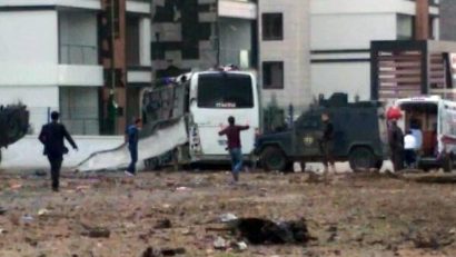 [VIDEO] Turcia: Cel puţin 7 poliţişti morţi şi 27 de răniţi într-un atac cu maşină-capcană