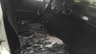 Autoturism incendiat în Deva