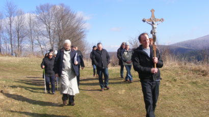 [FOTO] Calea Sfintei Cruci la Gărâna. Drumul vieţii reconstituit de credincioşii romano-catolici
