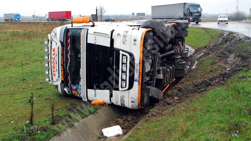 Un tir din Polonia s-a răsturnat pe centura Lugojului Un tir din Polonia s-a răsturnat pe centura Lugojului