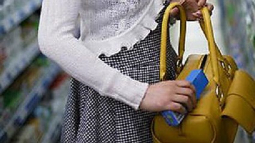 Hoţii nu au vârstă. O bătrână de 85 de ani o dovedeşte cu vârf şi îndesat Hoţii nu au vârstă. O bătrână de 85 de ani o dovedeşte cu vârf şi îndesat