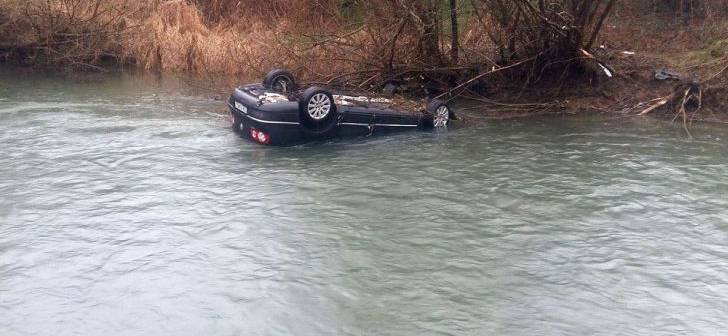 Bolid la apă. A plonjat direct de pe… şosea Bolid la apă. A plonjat direct de pe… şosea