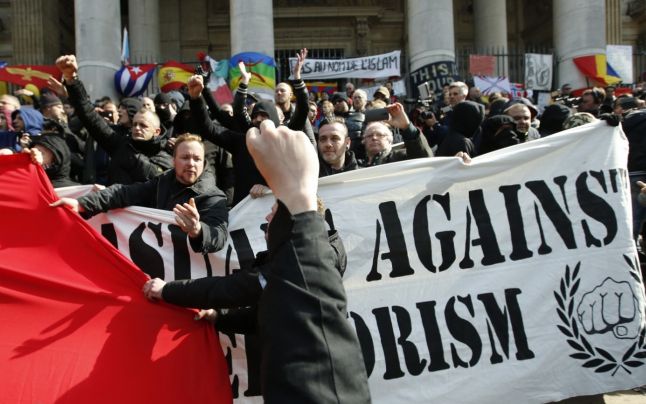 Confruntări violente la Bruxelles. Protestatarii au aruncat cu proiectile incendiare înspre poliţişti Confruntări violente la Bruxelles. Protestatarii au aruncat cu proiectile incendiare înspre poliţişti