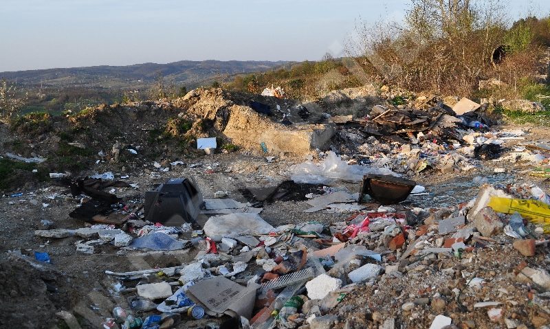 Comisarii Gărzii Naţionale de Mediu Caraş-Severin pe urmele proprietarilor haldinei clandestine de la Reşiţa Comisarii Gărzii Naţionale de Mediu Caraş-Severin pe urmele proprietarilor haldinei clandestine de la Reşiţa
