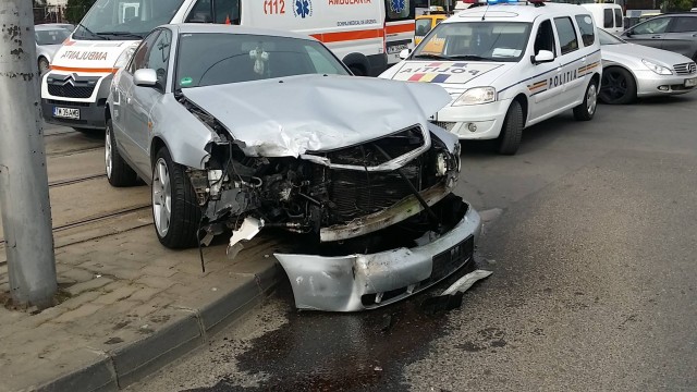A riscat şi a păţit-o: Şoferul unui bolid de lux a provocat un accident pe liniile de tramvai şi a fost grav rănit A riscat şi a păţit-o: Şoferul unui bolid de lux a provocat un accident pe liniile de tramvai şi a fost grav rănit