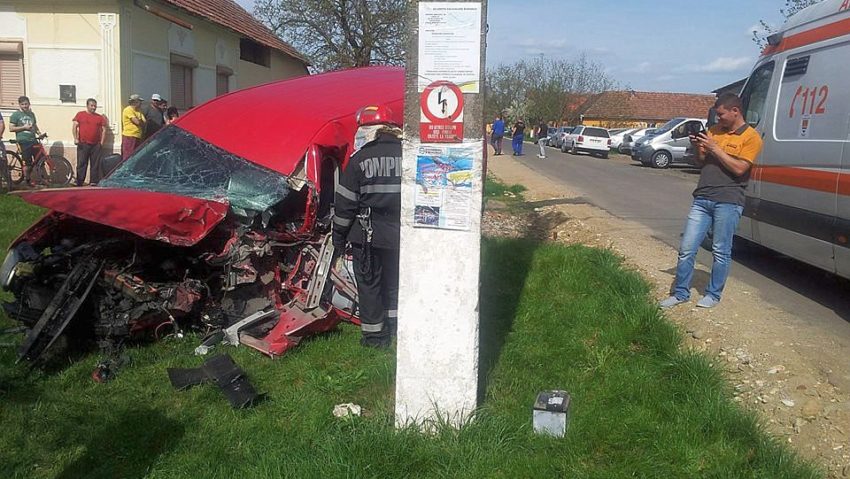 Ciocnire violentă între un autobuz, plin cu pasageri și o autoutilitară scăpată de sub control. O persoană a fost rănită grav Ciocnire violentă între un autobuz, plin cu pasageri și o autoutilitară scăpată de sub control. O persoană a fost rănită grav