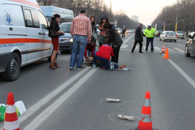 Elevă accidentată la coborârea din microbuz Elevă accidentată la coborârea din microbuz